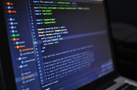 Optimización de Formatos para la Generación MultimodalLa búsqueda generativa no se limita al texto. Es multimodal. Tu estrategia técnica debe abarcar todos los formatos de tu contenido para maximizar la visibilidad.Texto Optimizado para Respuestas GenerativasAdemás de usar un lenguaje claro, estructura tus párrafos para que sean fácilmente extraíbles. Utiliza el formato "Pregunta-Respuesta" en tu contenido. Piensa en las preguntas que tu audiencia haría y respóndelas directamente. Esto no solo mejora la experiencia de usuario (UX), sino que convierte tus párrafos en "snippets" perfectos para que la IA los utilice en sus respuestas.Imágenes que Hablan el Idioma de la IALa optimización de imágenes para GSO va más allá del simple `alt text`. Es crucial para una estrategia de Core Web Vitals sólida y para la comprensión de la IA.Nombres de archivo descriptivos: Nombra tus imágenes como si estuvieras describiéndolas. En lugar de IMG_123.jpg, usa implementacion-tecnica-gso-json-ld.jpg.
Texto alternativo (Alt Text): Describe la imagen de forma precisa y concisa, incluyendo tu palabra clave si es natural.
Contexto: El texto que rodea a la imagen en la página ayuda a los LLMs a entender su relevancia.