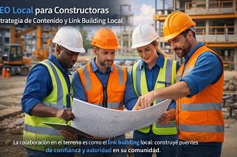 Equipo de construcción revisando planos en la obra, un ejemplo de SEO Local para constructoras.